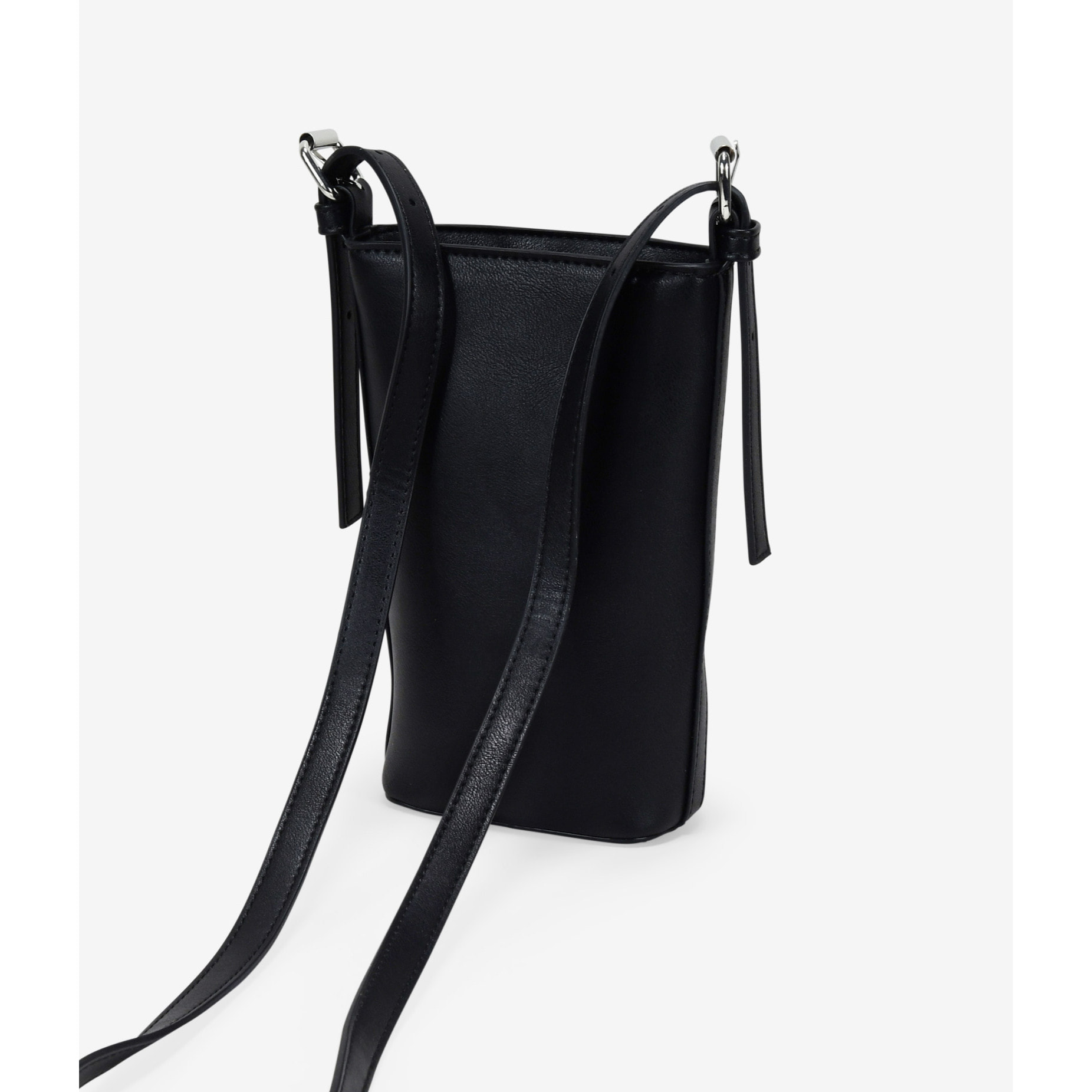 Bolso bandolera negro con apliques metálicos