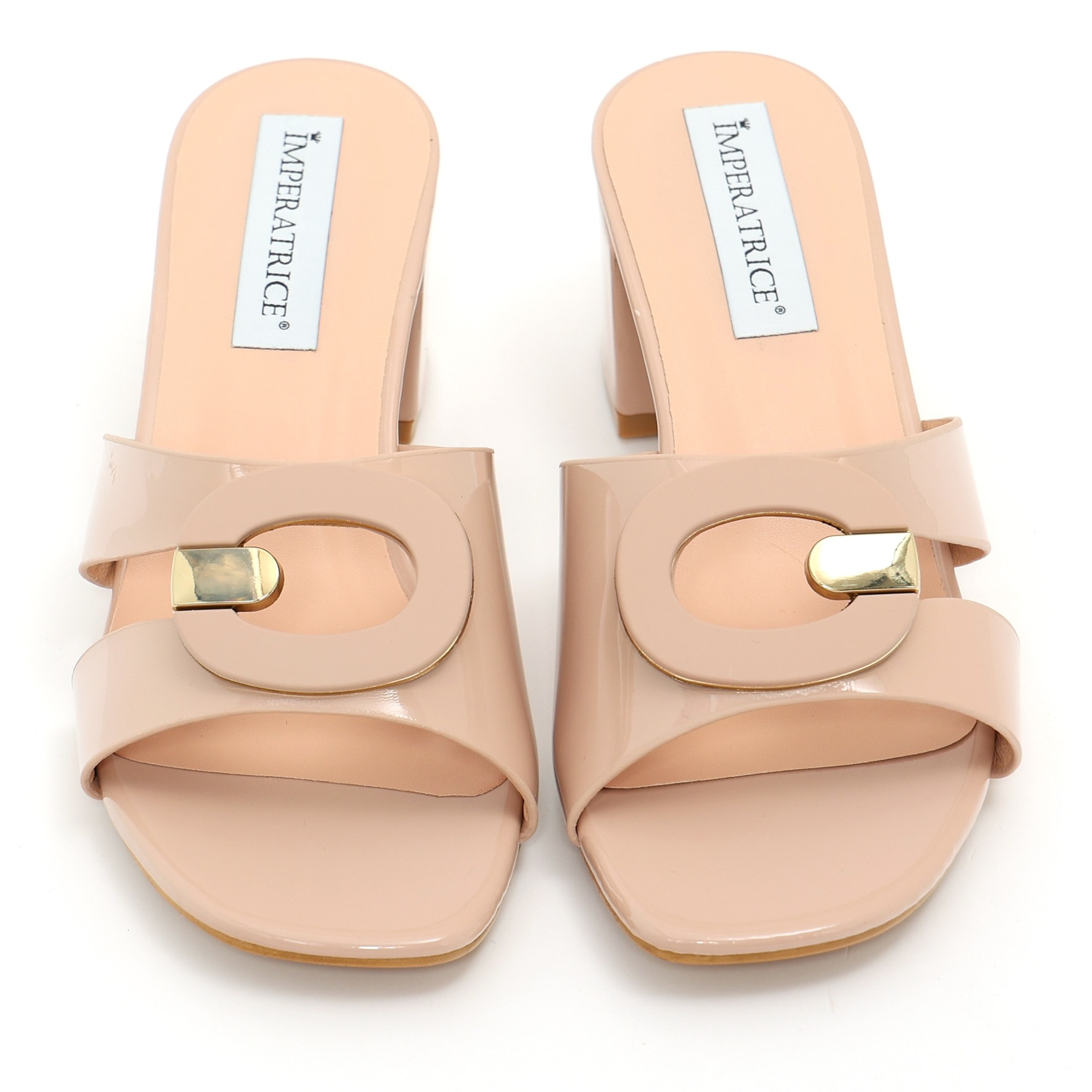 Sandali in simil pelle verniciata con tacco comodo ed applicazione sulla fascia