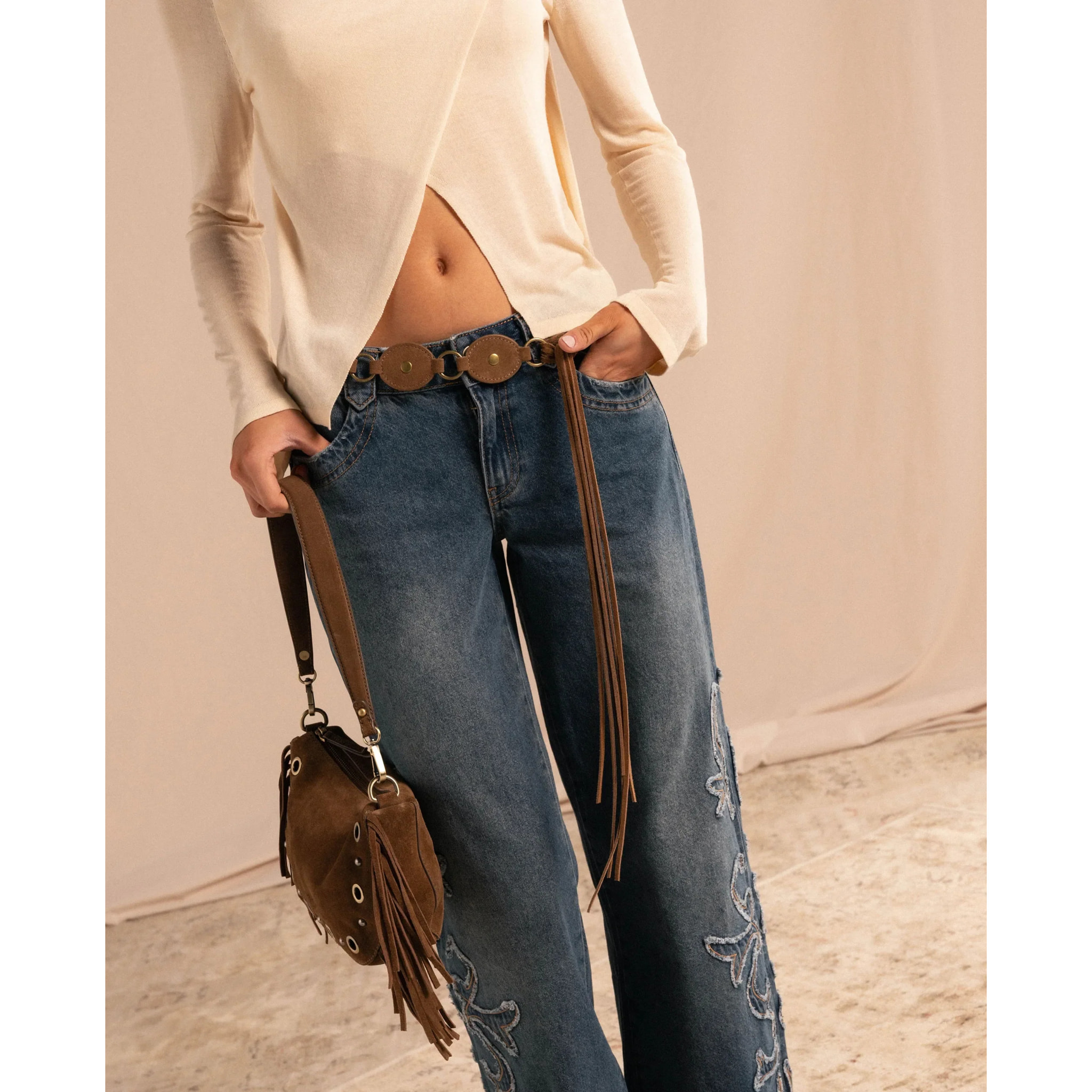 Pantalón vaquero recto con remaches de mujer