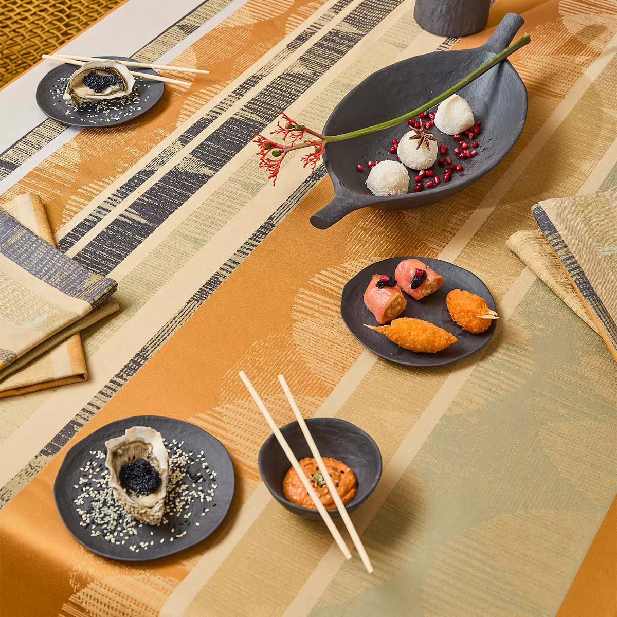 Chemin de table pur coton motif jacquard beige marron Mille edo cuir