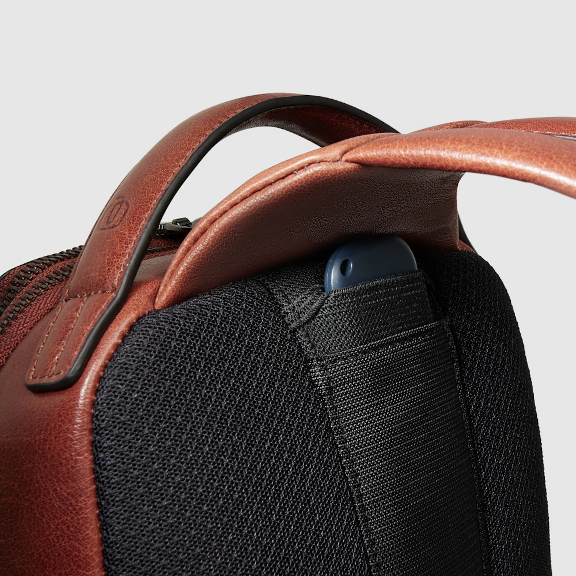 Piquadro Zaino monospalla personalizzabile in pelle porta iPad®mini con protezione RFID