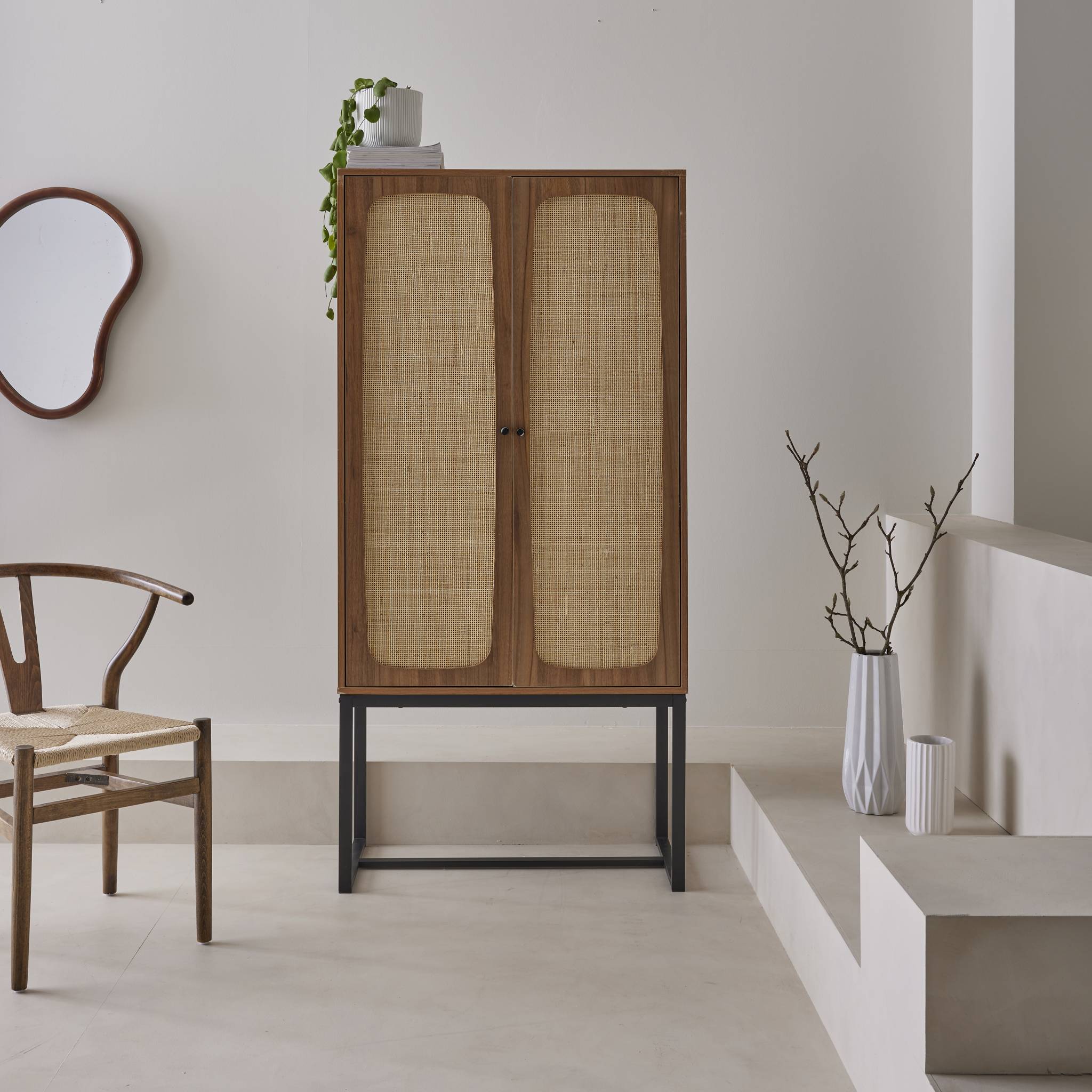 Buffet rétro décor bois foncé et cannage 2 portes avec pieds en métal noir H165cm