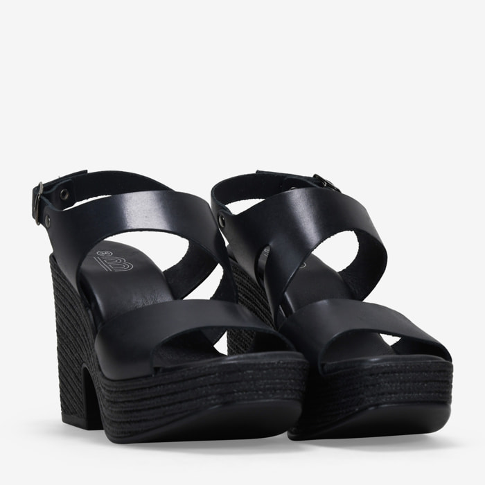Sandalias de tacón negras en piel con hebilla