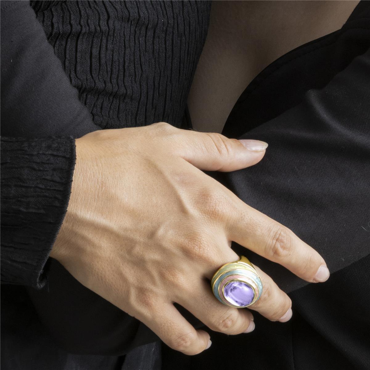 Anillo con Cristal Morado acabado oro 18k