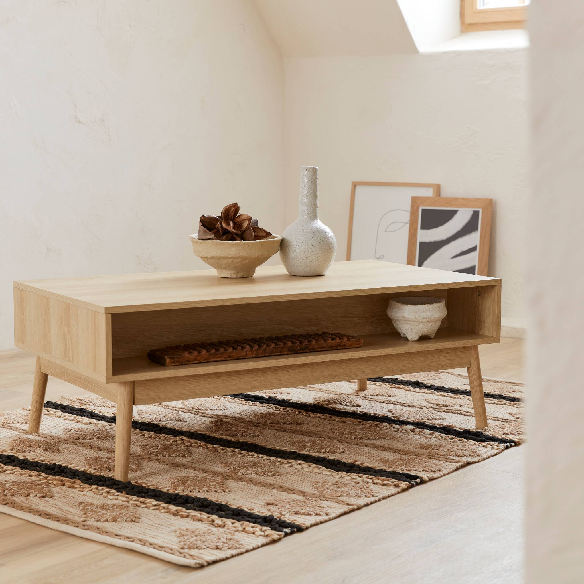 Table basse couleur naturelle. Linear. décor bois rainuré.  pieds compas. 2 niches. 1 tiroir.  L 110 x l 59 x H 39cm