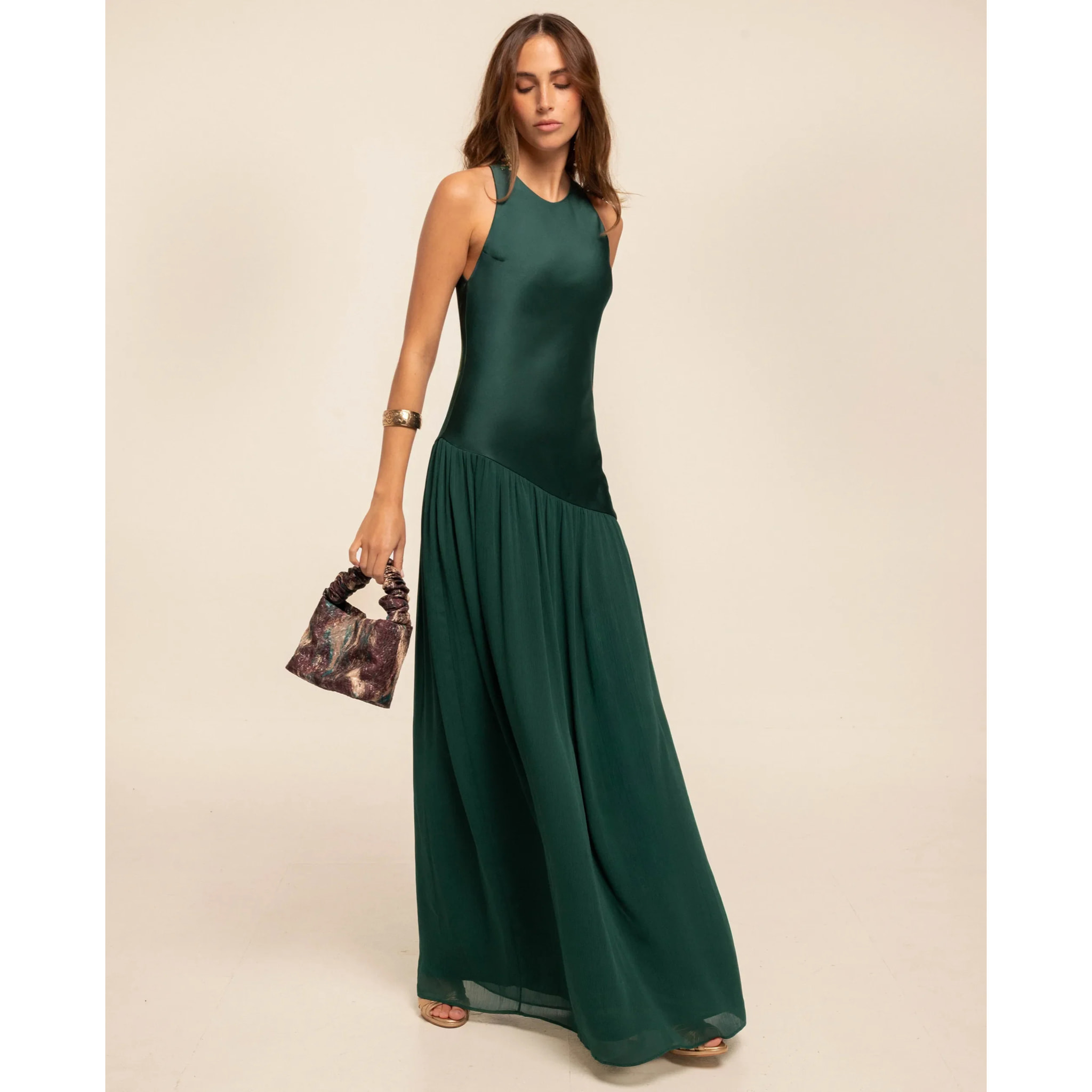 Vestido largo con corte asimétrico y espalda descubierta