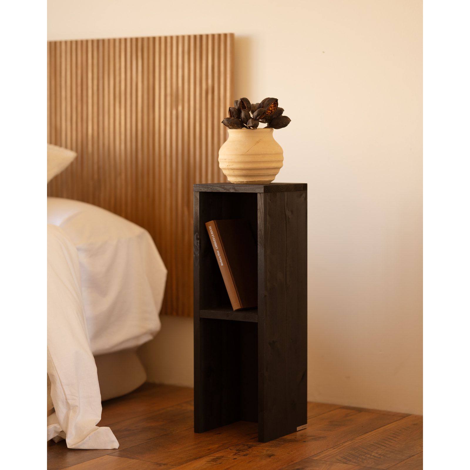 Table de chevet ou table d'appoint en bois massif en noir 60x20cm Hauteur: 60 Longueur: 20 Largeur: 20