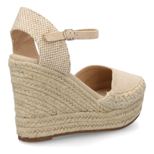 Alpargata de cuña alta de esparto con cierre de hebilla