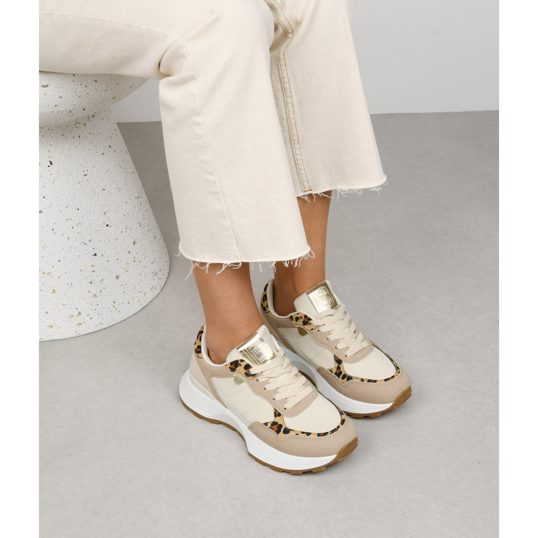 Zapatillas beige con plataforma y leopardo