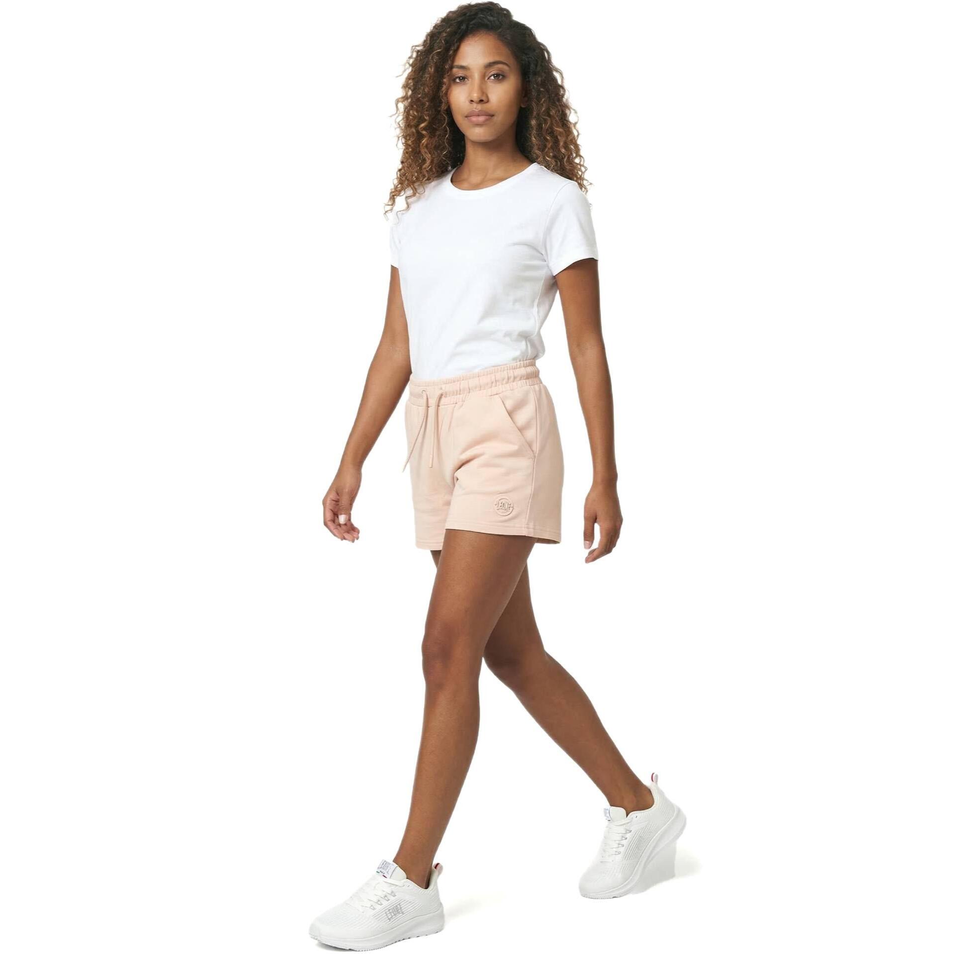 Mujer bajita nunca sin