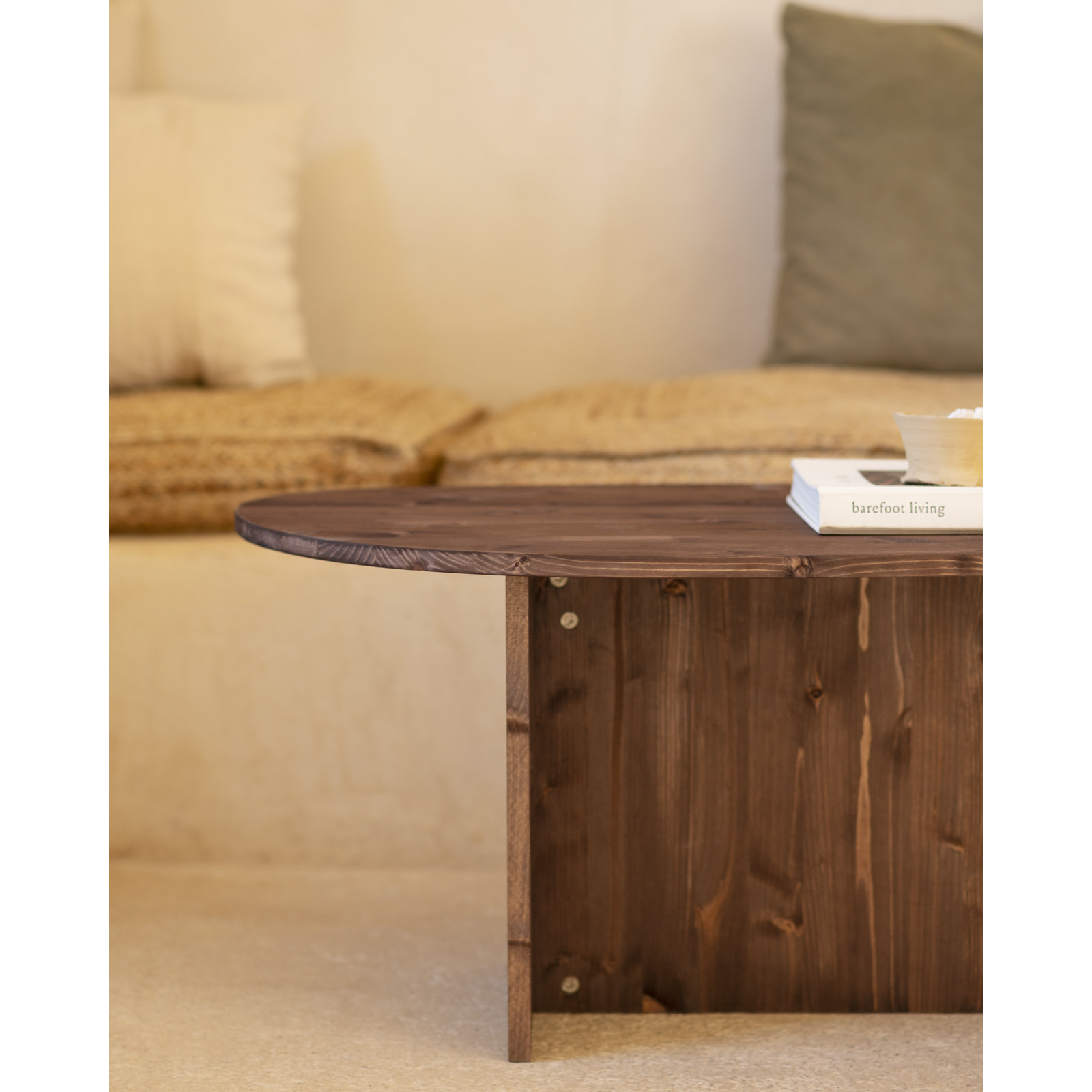 Mesa de centro de madera maciza en tono nogal de 129cm Alto: 43.25 Largo: 128.6 Ancho: 54.6