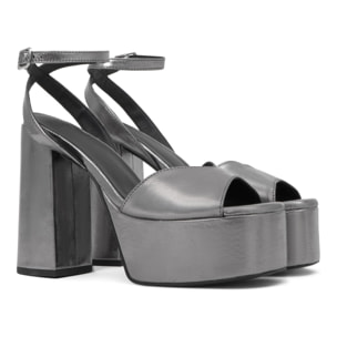 Sandalia de tacón Fibi en cuero metalizado con cierre de hebilla