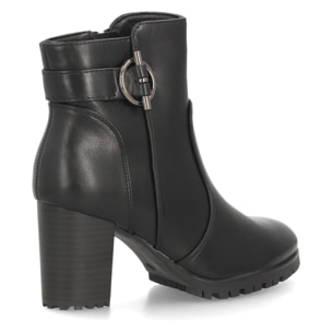 Botines de tacón con hebilla decorativa para mujer.