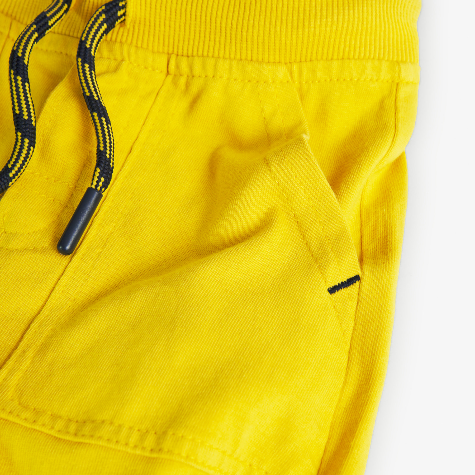 Bermudas bÃ¡sicas para niÃ±o estampadas de color amarillo