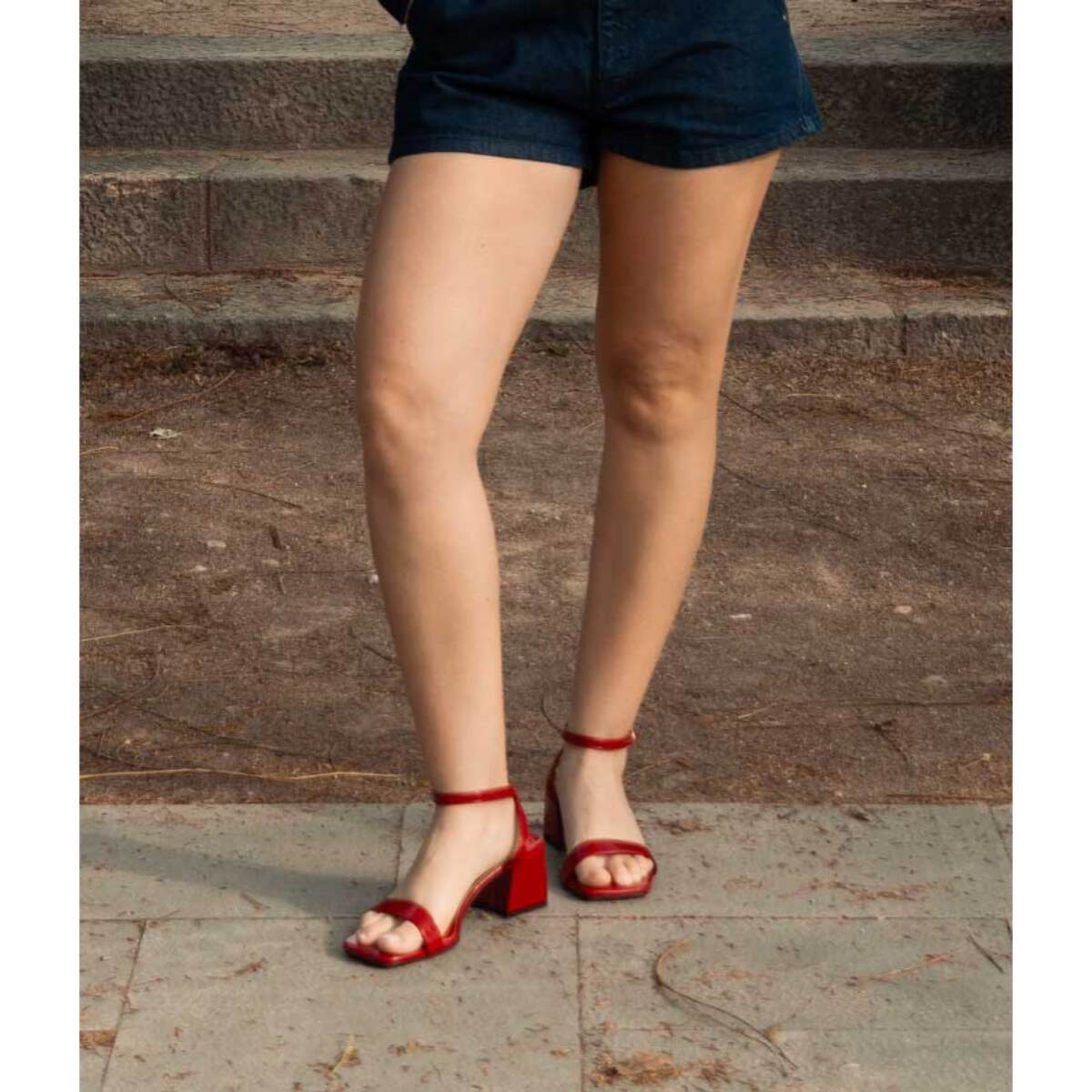 Sandalias de tacón rojas con hebilla