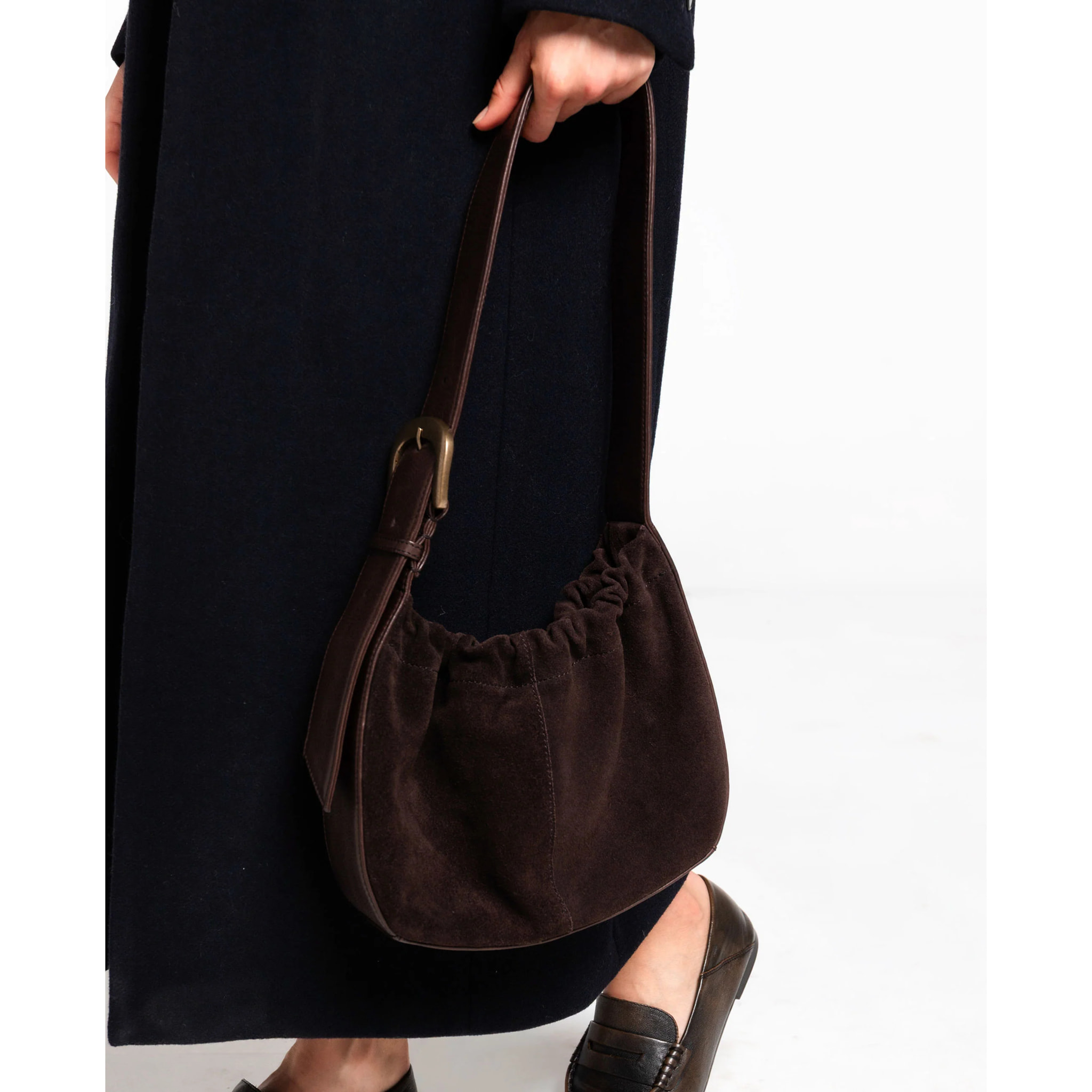 Bolso hobo marrón efecto ante con frunce y asa regulable