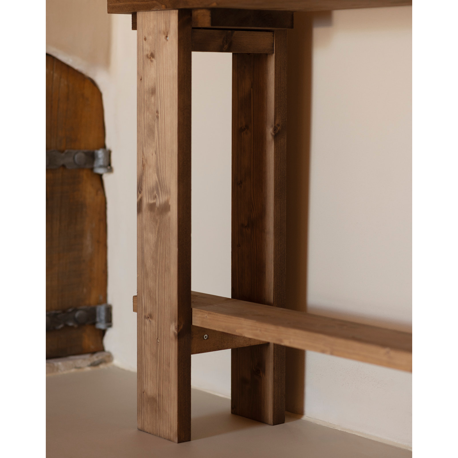 Consola de madera maciza en tono roble oscuro de 120x84cm Alto: 84 Largo: 120 Ancho: 26