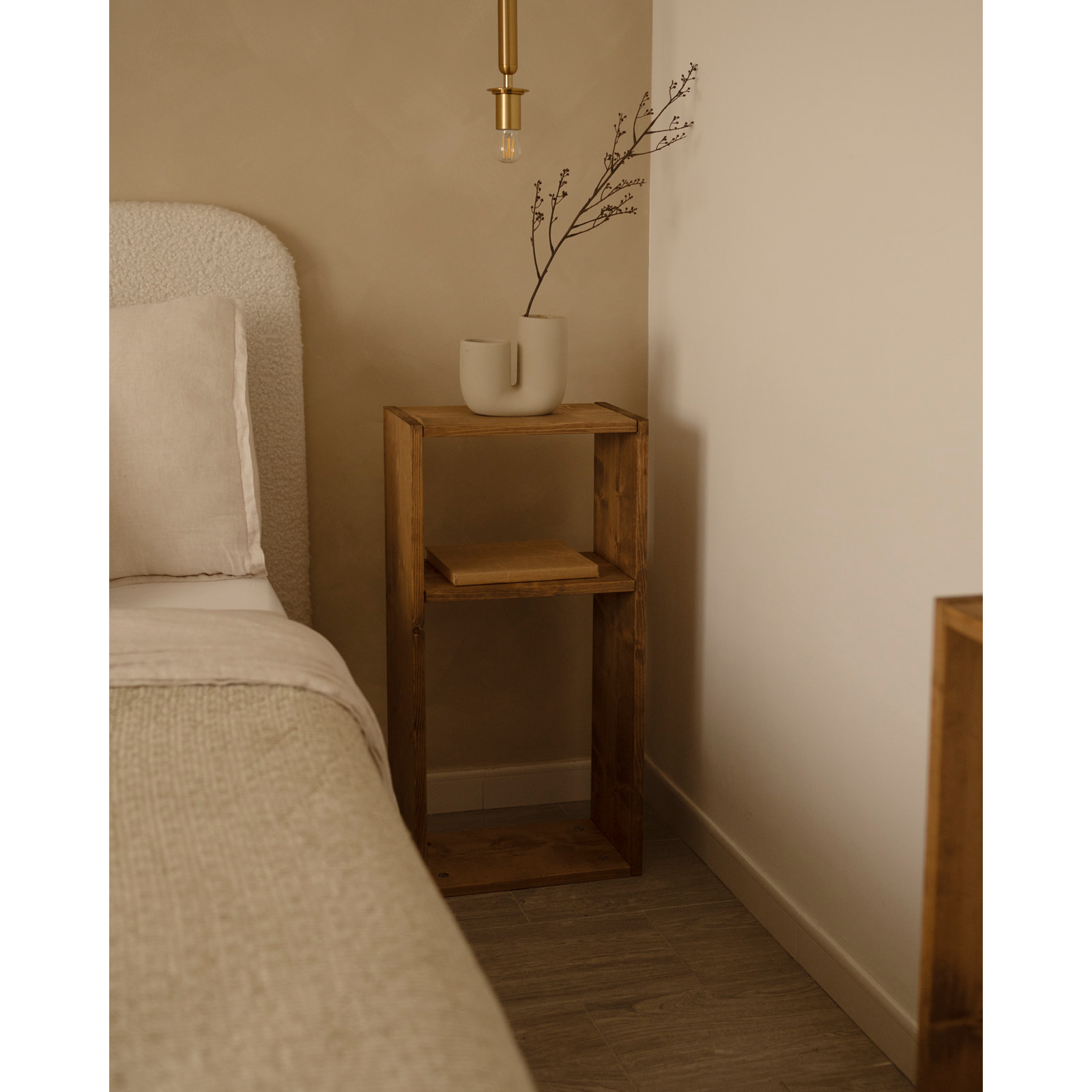 Mueble auxiliar de madera maciza en tono roble oscuro con 1 separador Alto: 38 Largo: 80 Ancho: 20