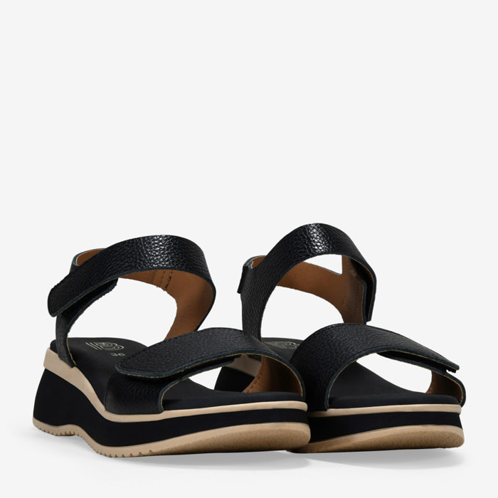 Sandalias de cuña negras en piel con cierre fácil