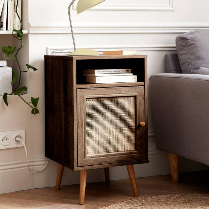 Table de chevet en cannage - Bohème - 40x39x70cm. couleur noyer - 2 niveaux - 1 porte - 1 espace de rangement - pieds scandinaves