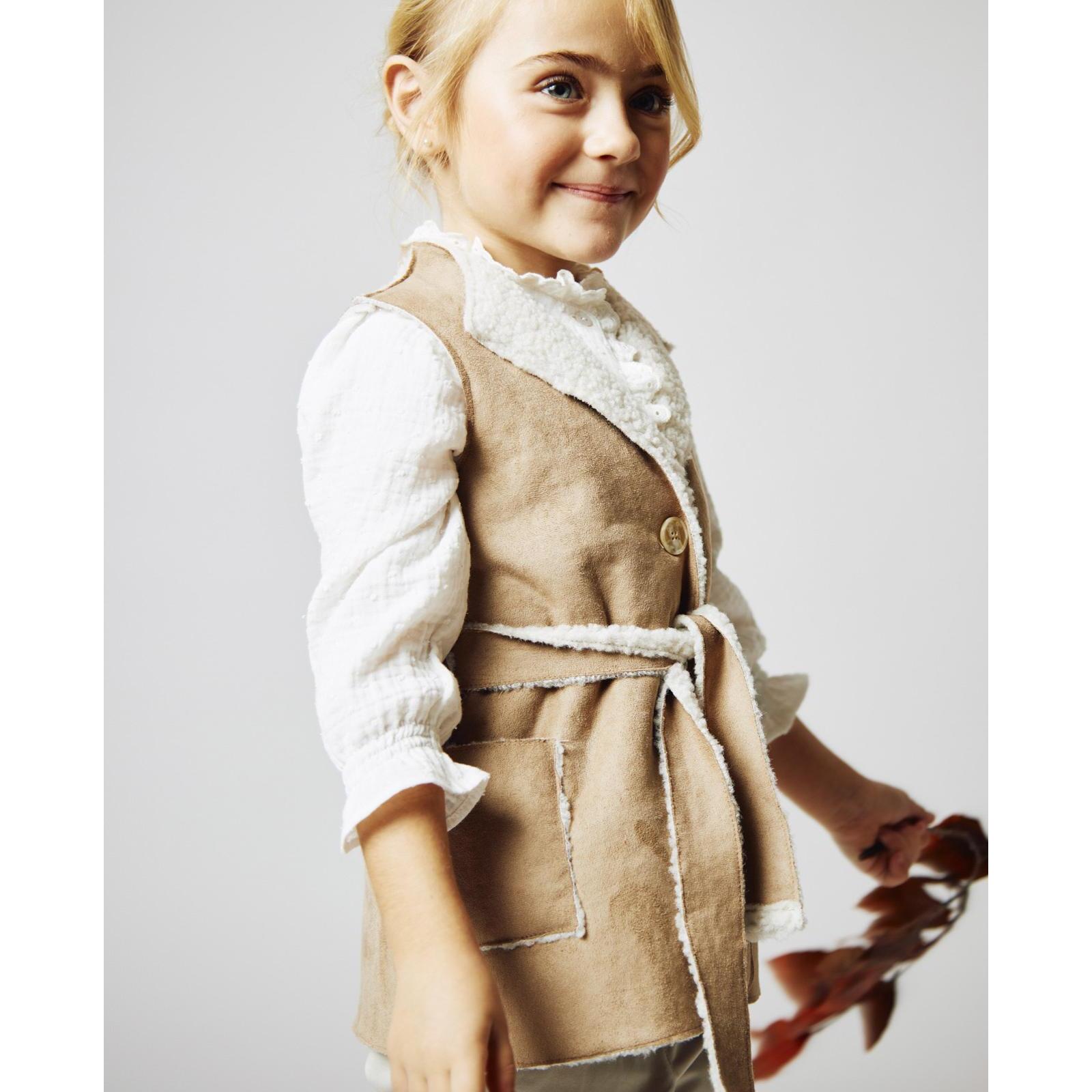 Chaleco de ante marrón y borreguito blanco