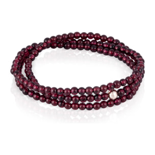 Pulsera elástica de triple vuelta de cuentas de granate con detalles en plata de ley 925.