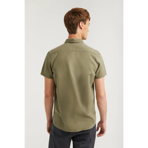 Camicia kaki in lino con tasca sul petto