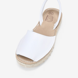 Abarcas planas blancas en piel con esparto