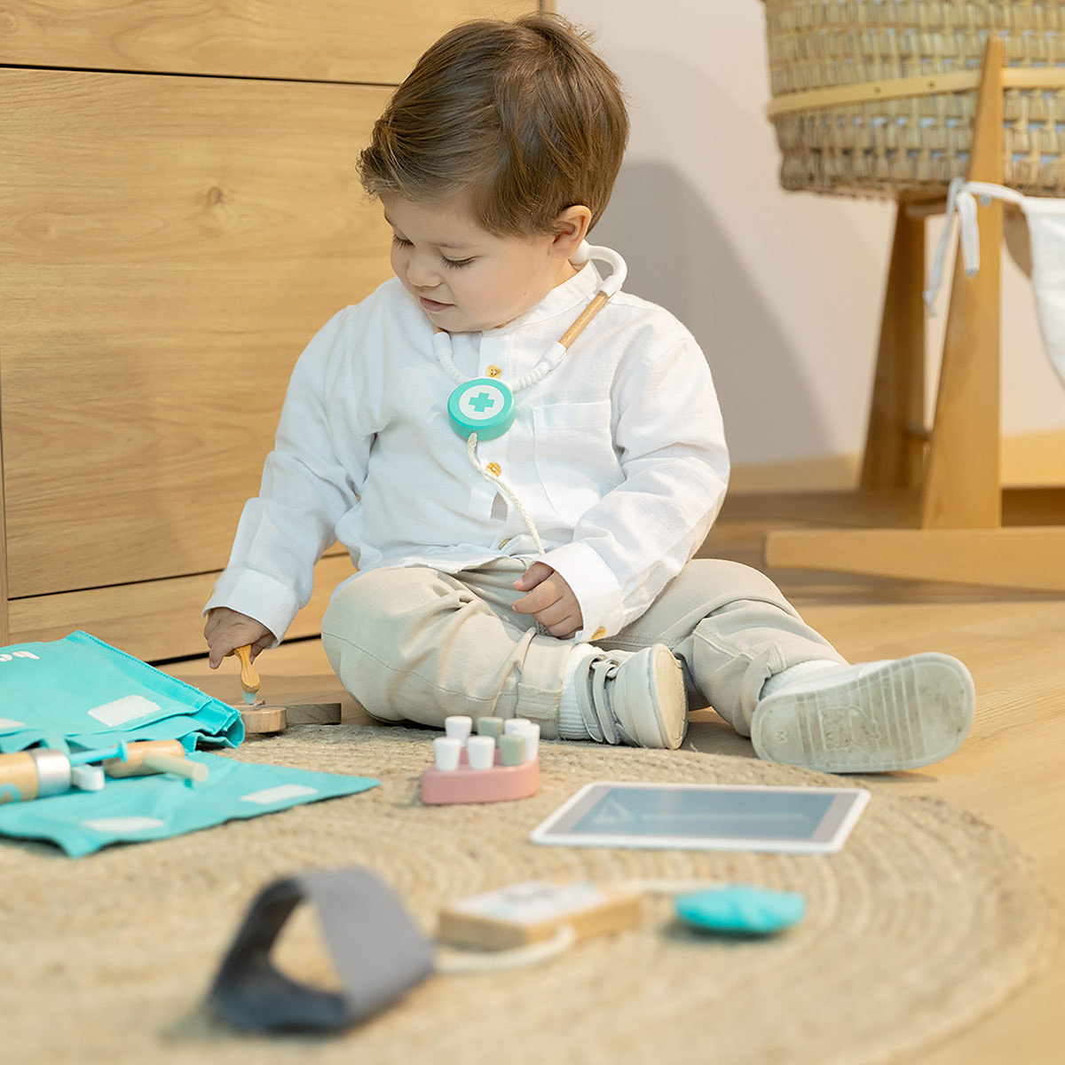 maletín de doctor MEDIKID con accesorios de madera para niños