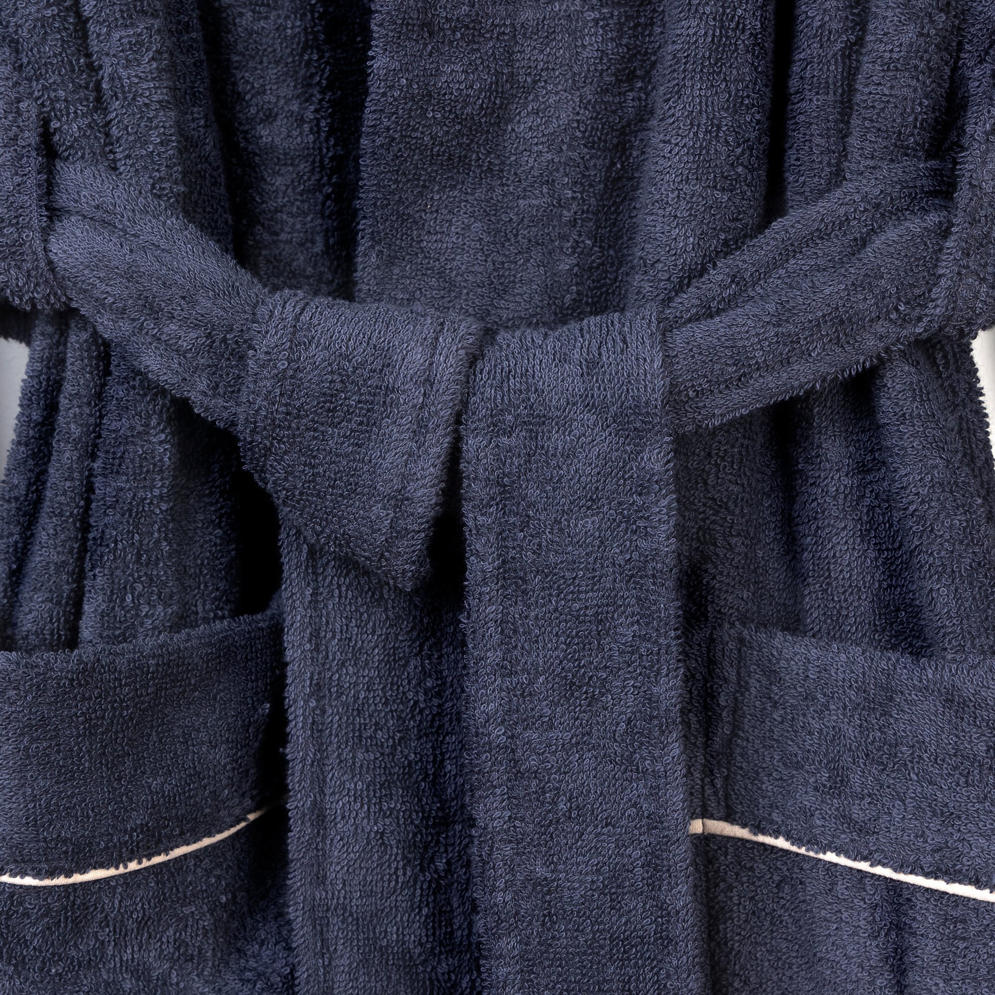 Scalpers Albornoz liso con ribete y detalle bordado azul marino