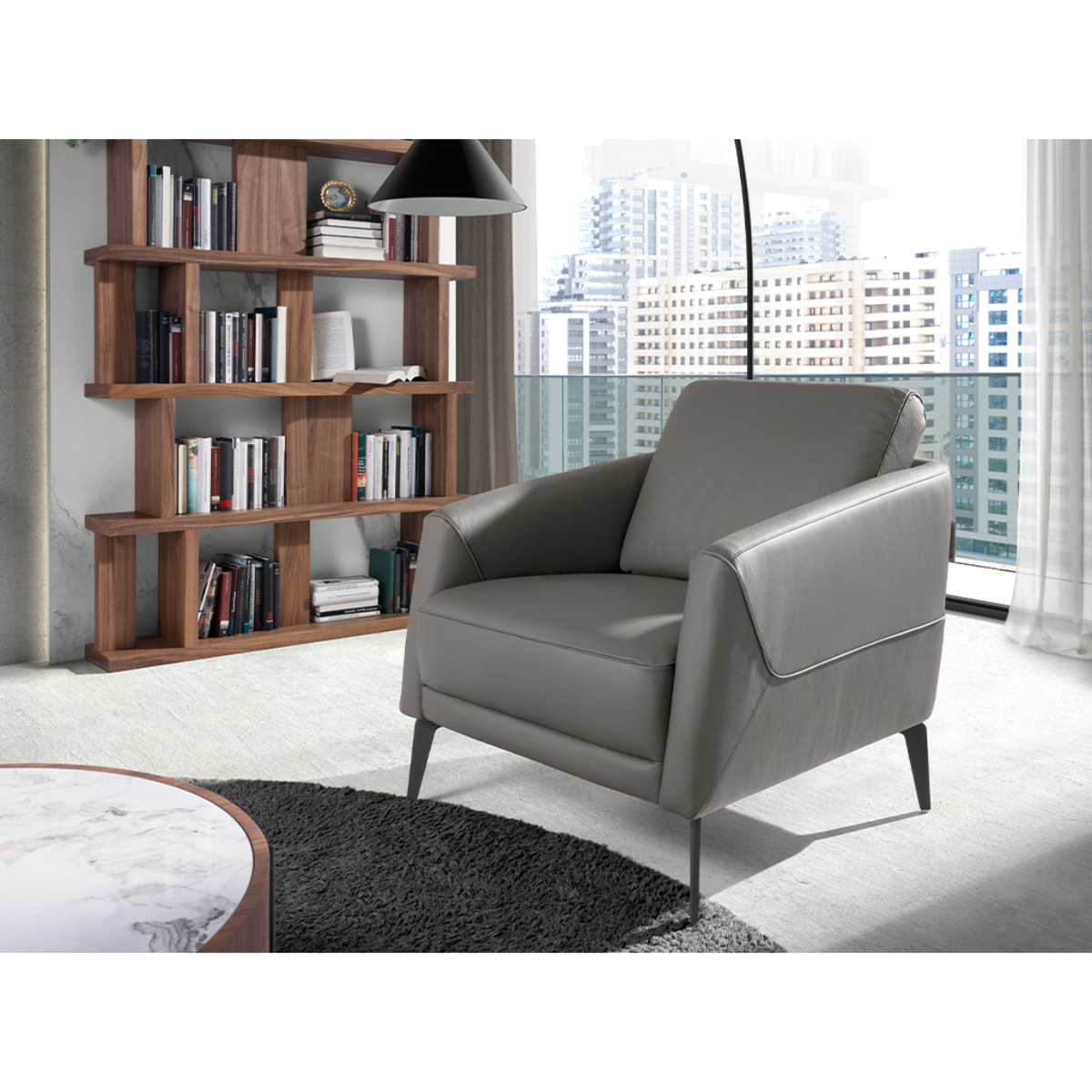 Sillón Angel Cerdá con reposabrazos con asiento y respaldo tapizados en piel de origen vacuno en gris oscuro patas de acero inoxidable en epoxi negro 78x80x82cm