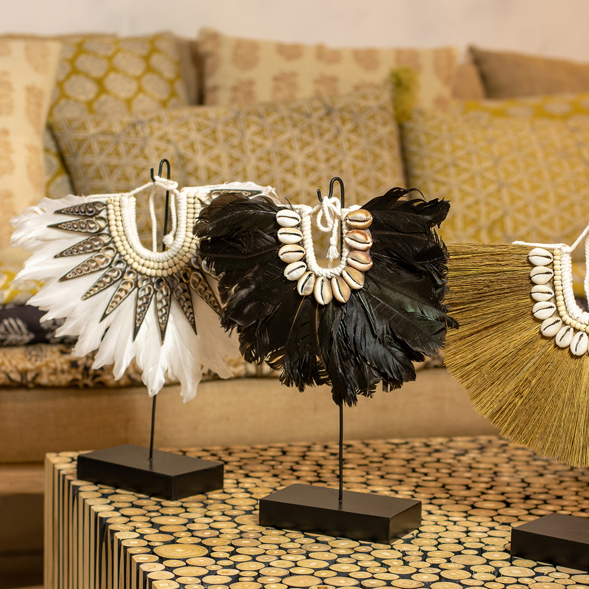 Collier en plumes noires et coquillages  MAÏ