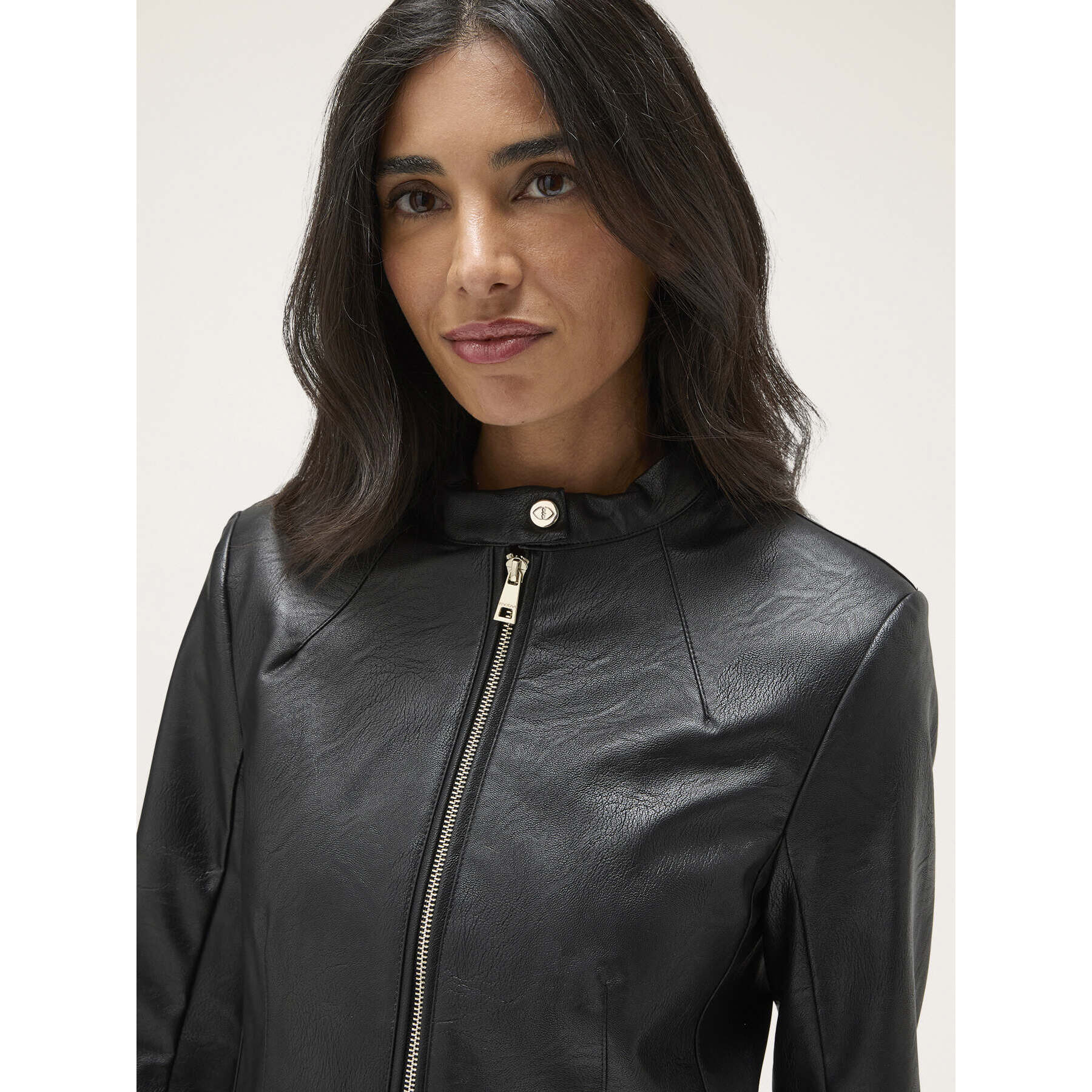 Motivi - Cazadora en tejido revestido con cortes shaping - Negro