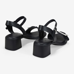Sandalias de tacón negras con hebilla metálica
