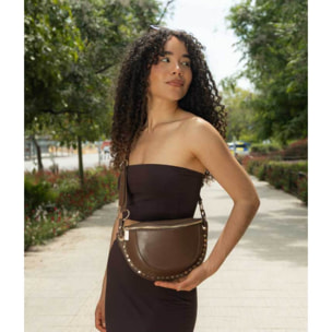 Riñonera marrón con tachuelas redondas