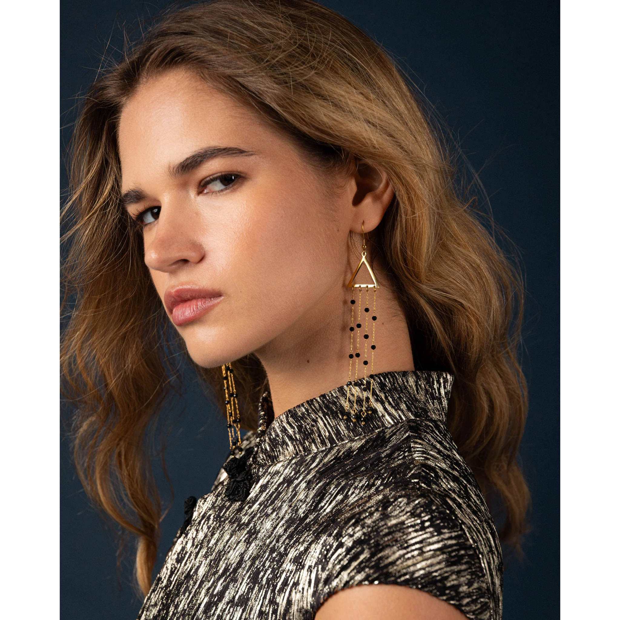 Pendientes triángulo con abalorios y cadenas colgantes de mujer