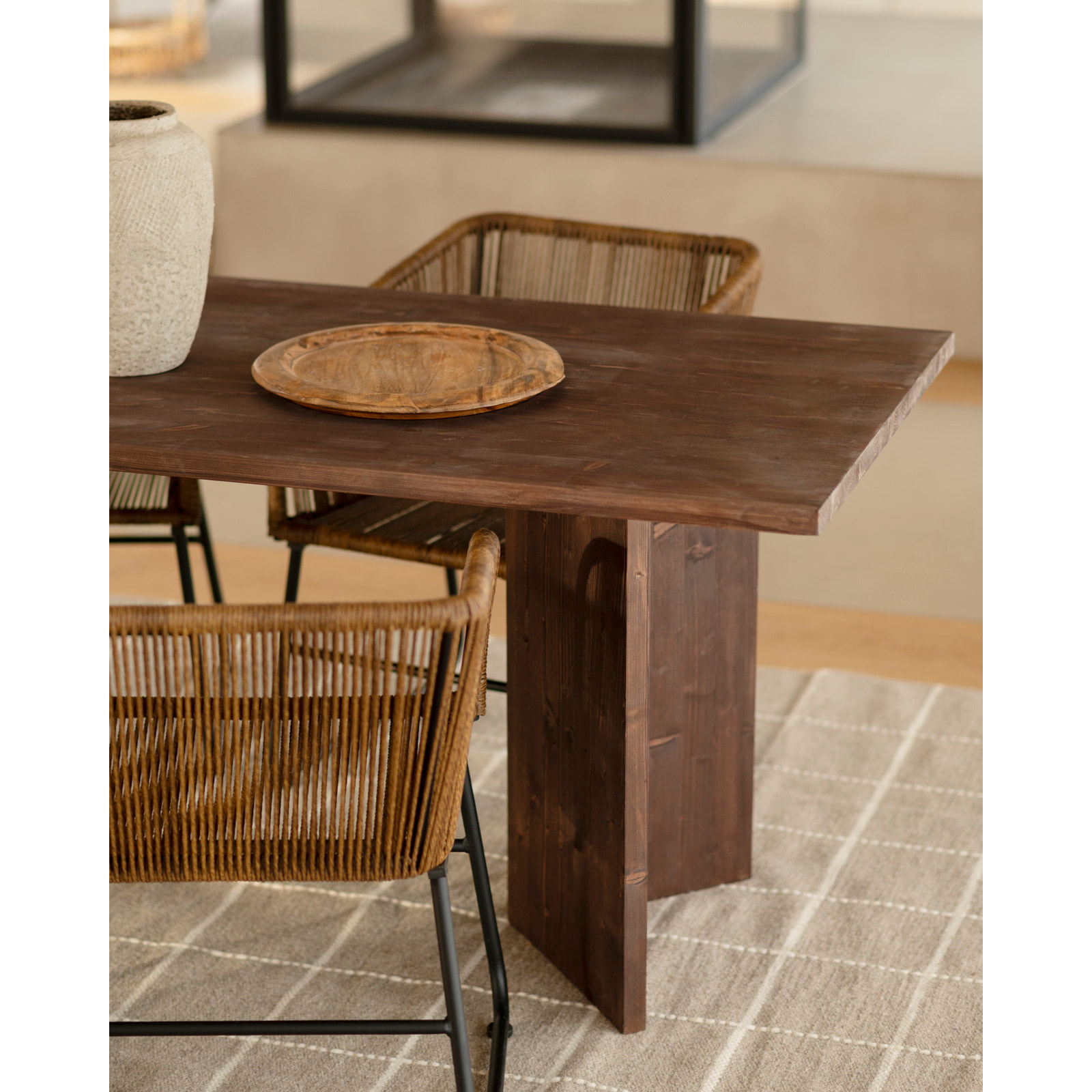 Table de salle à manger en bois massif en ton noyer en différentes tailles