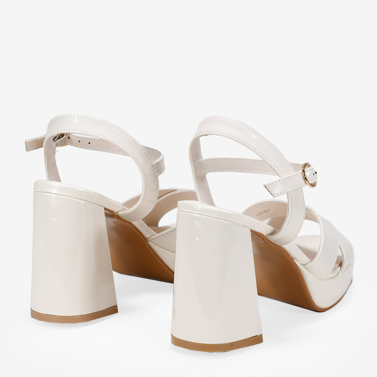 Sandalias de tacón ancho beige en charol