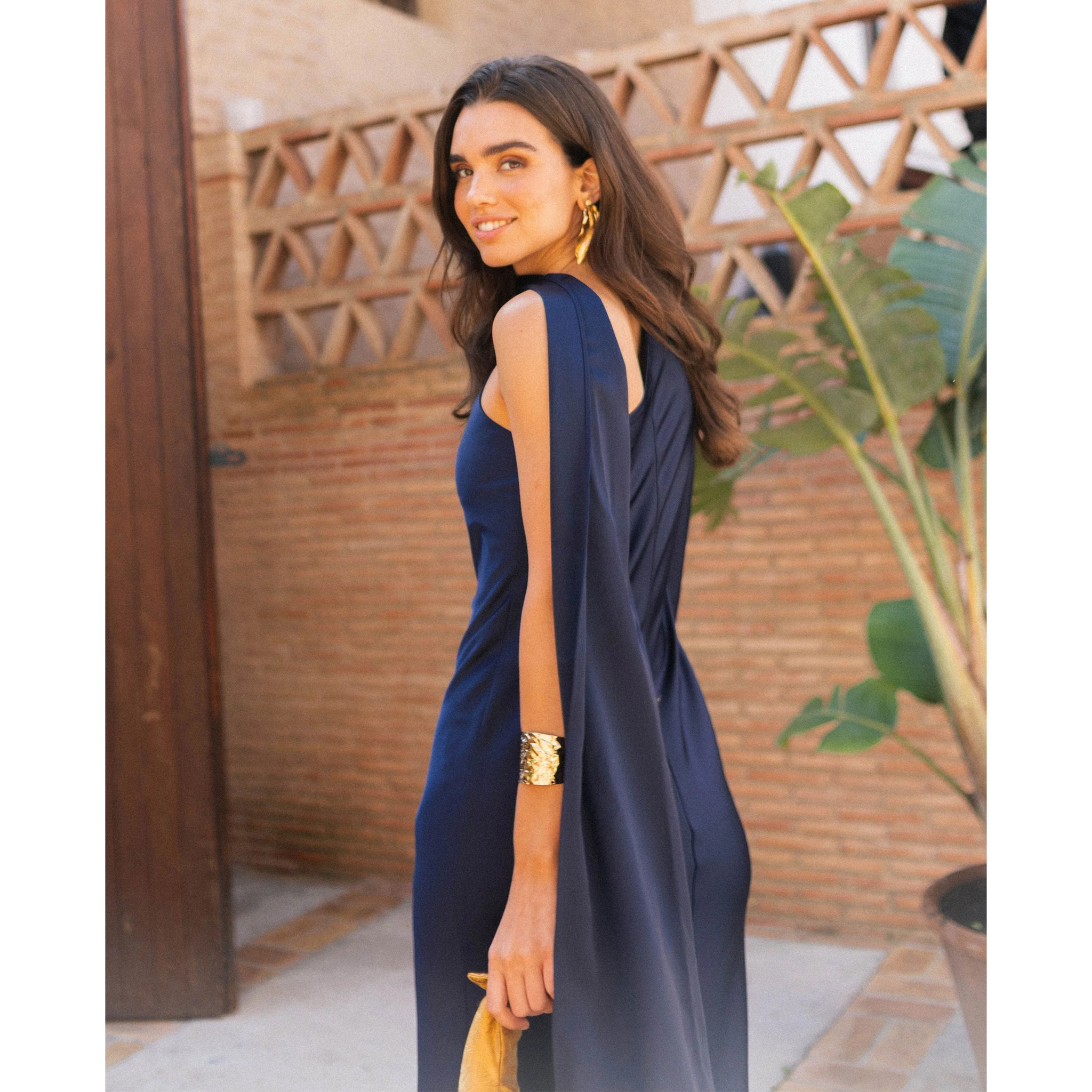 Vestido midi asimétrico con manga larga