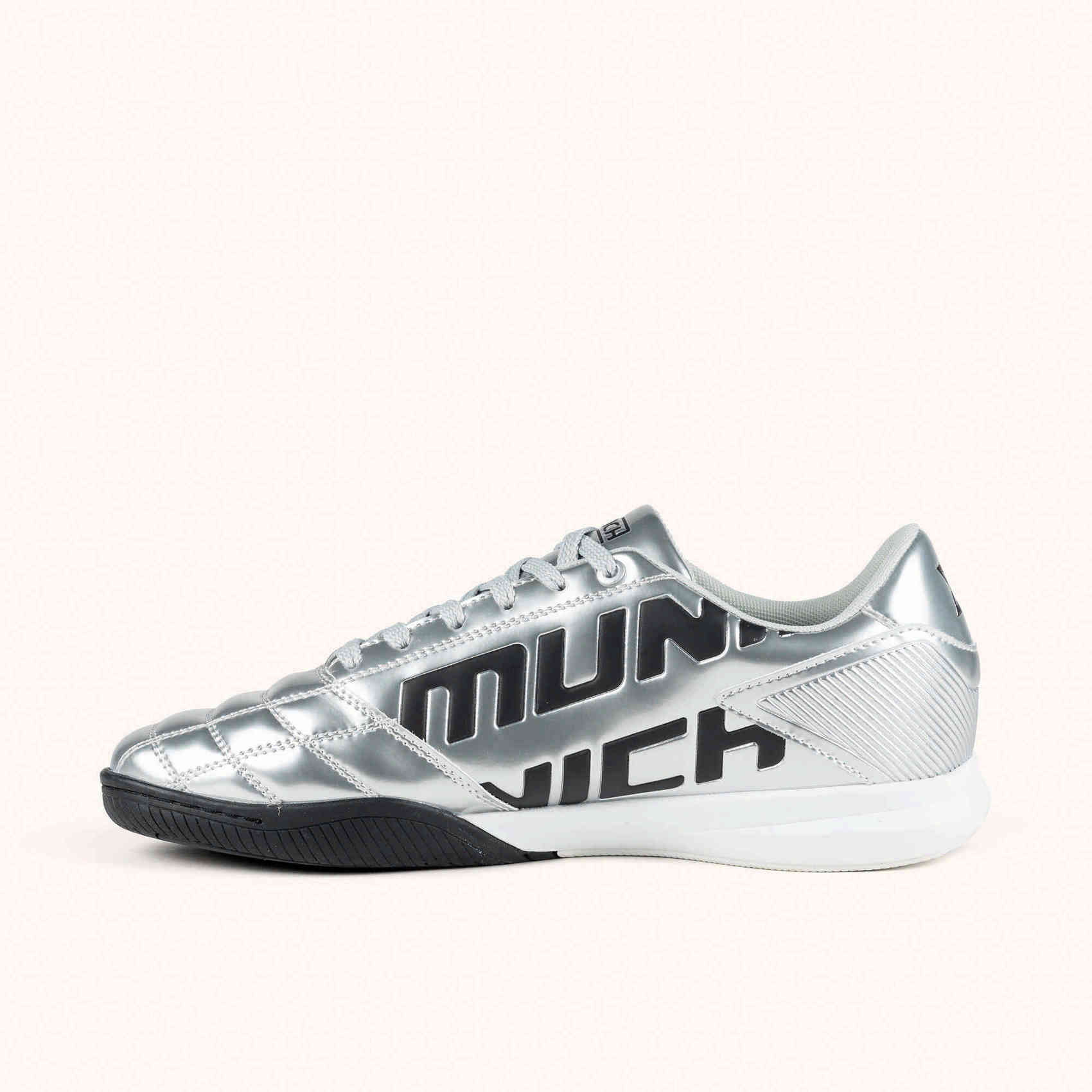 MUNICH M39 01 Zapatillas urbanas de inspiración futsal en color plata