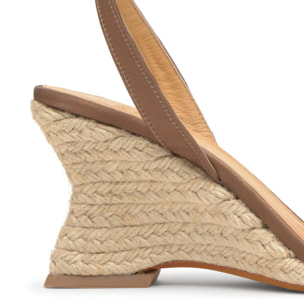 Alpargata Judi cuña de yute geométrica en raso con pulsera y punta afilada