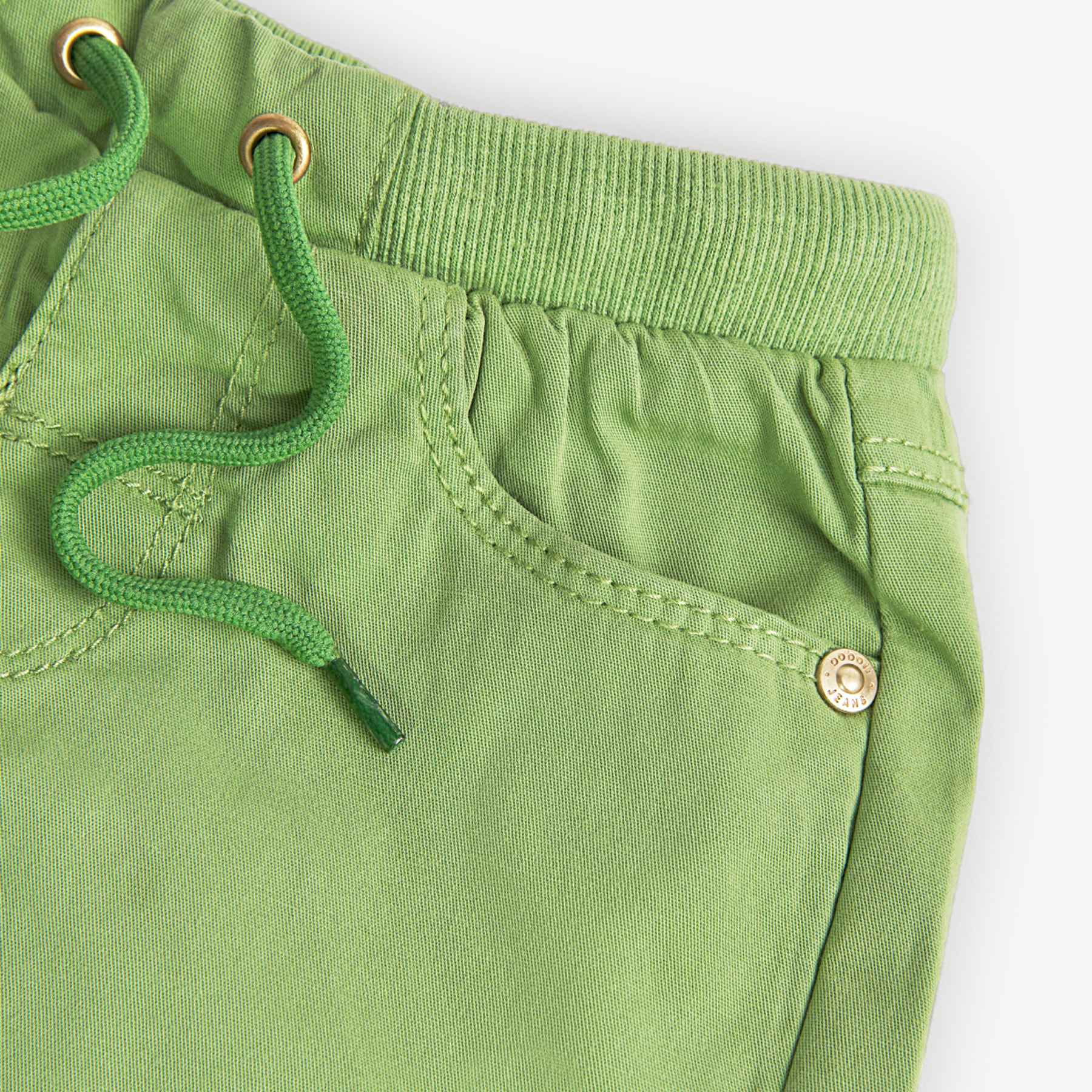 Bermudas para niÃ±o en algodÃ³n liso de color verde, Camiseta