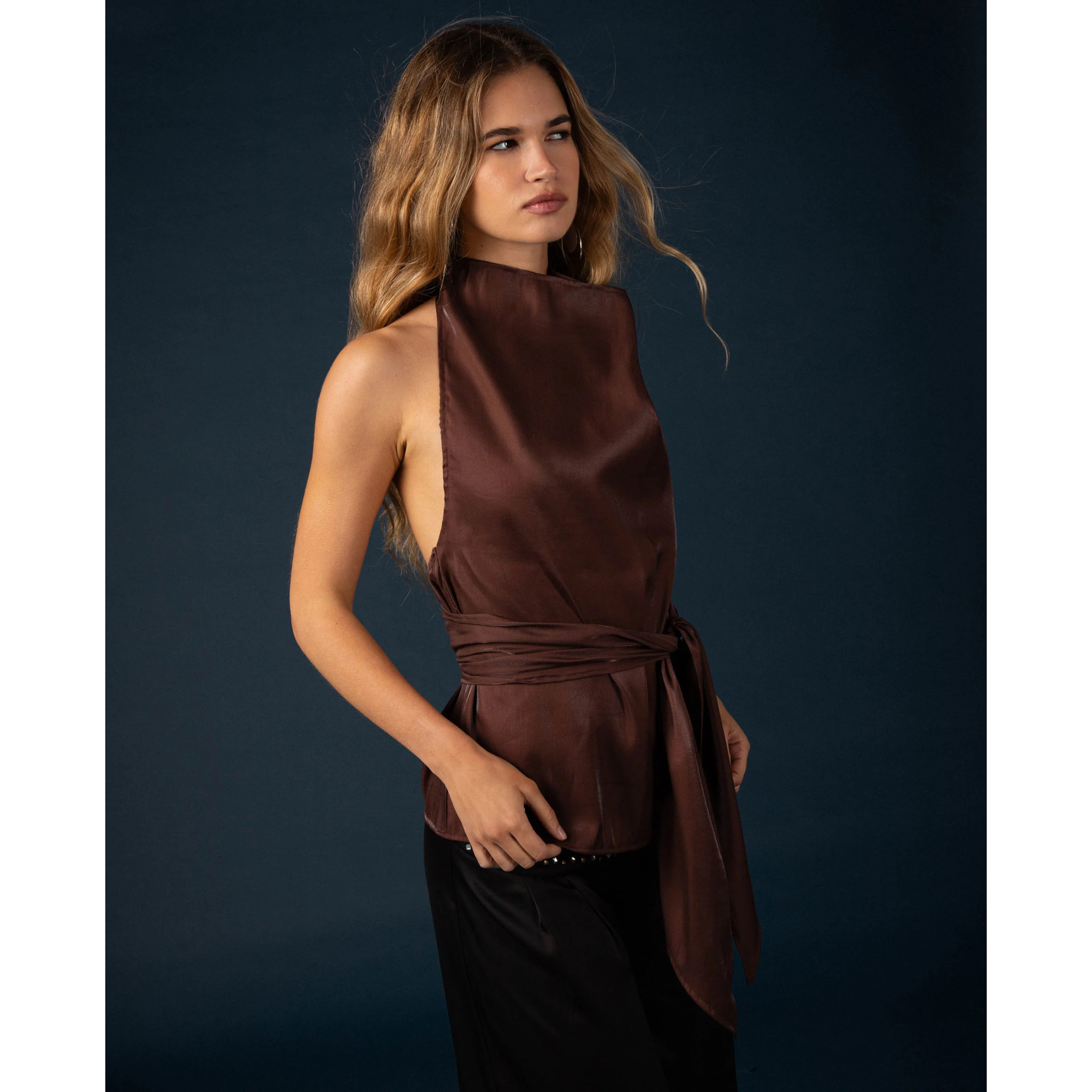 Top con cuello drapeado y fajín de mujer