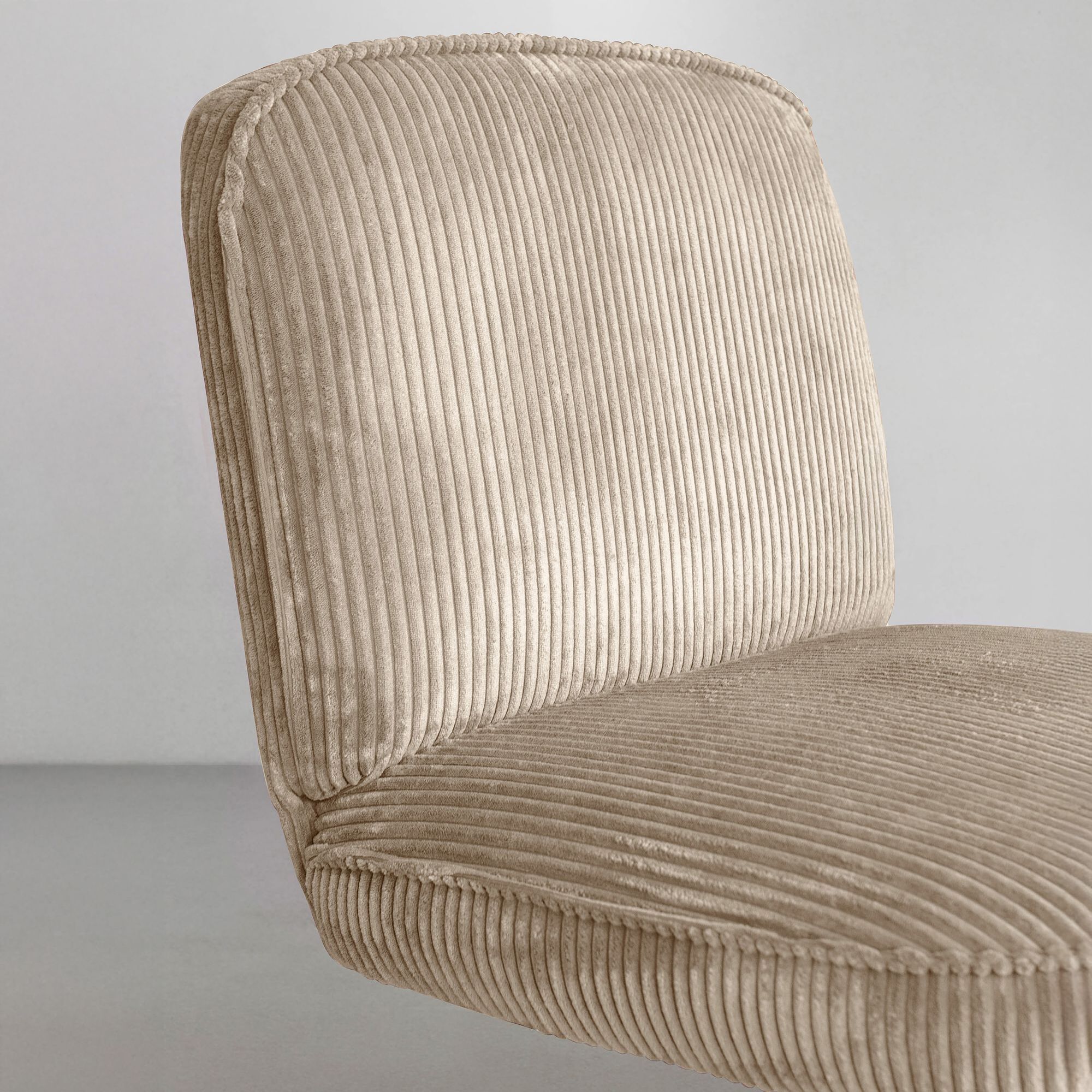 Fauteuil pivotant en velours beige et pied en métal noir FUNKY
