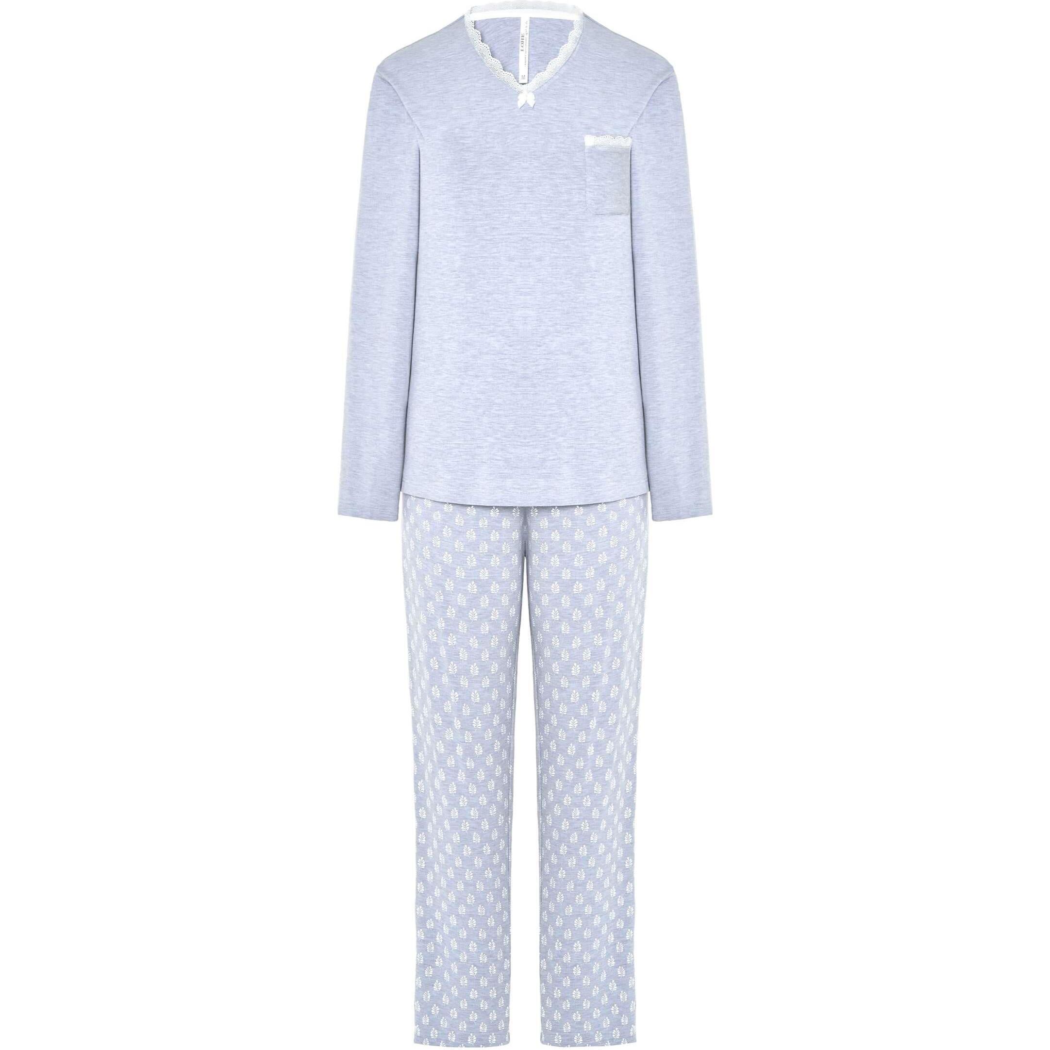 Pijama mujer tejido vigoré, escote en pico con detalle de encaje, cómoda manga larga y pantalón largo estampado de hojas
