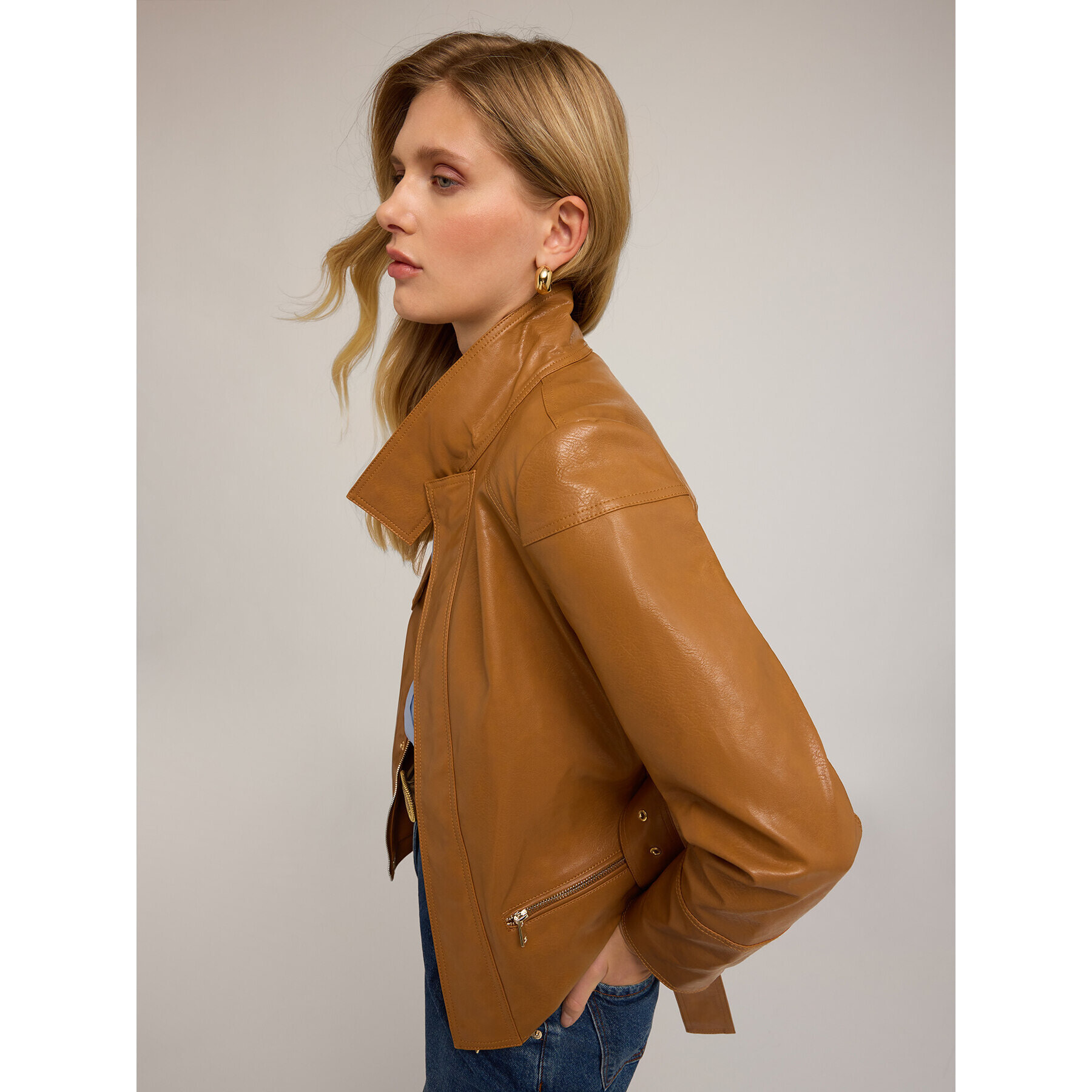 Motivi - Chaqueta con cinturón en tejido revestido - Marrón