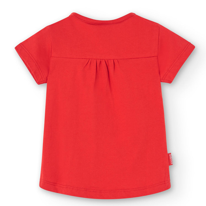 Camiseta en rojo con mangas cortas y flor de lentejuelas
