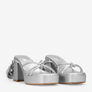 Sandalias de tacón plateadas con cuerdas