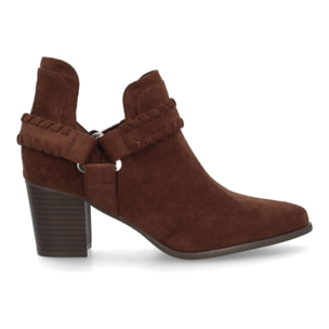 Botín western con detalles trenzados