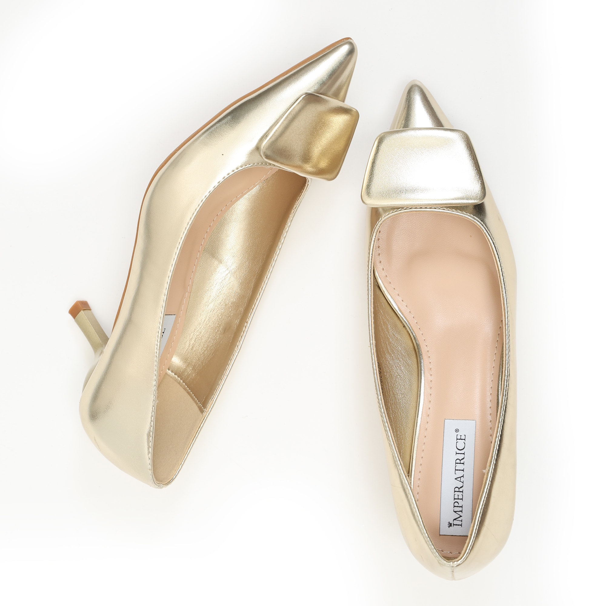 Dècolletè pumps in simil pelle con tacco basso e dettaglio sulla punta